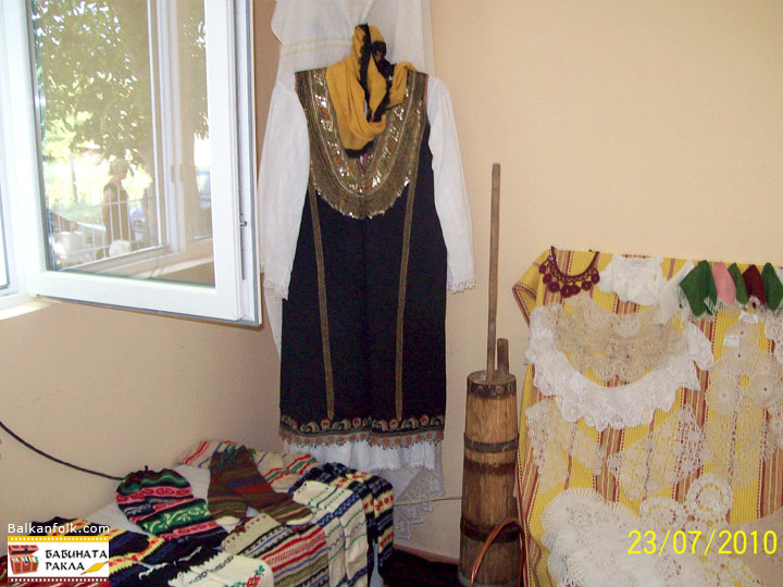 Радомирски литак ,копринена кърпа , кошуля, копия на автентични радомирски чорапи, домашни ръкоделия на една кука
