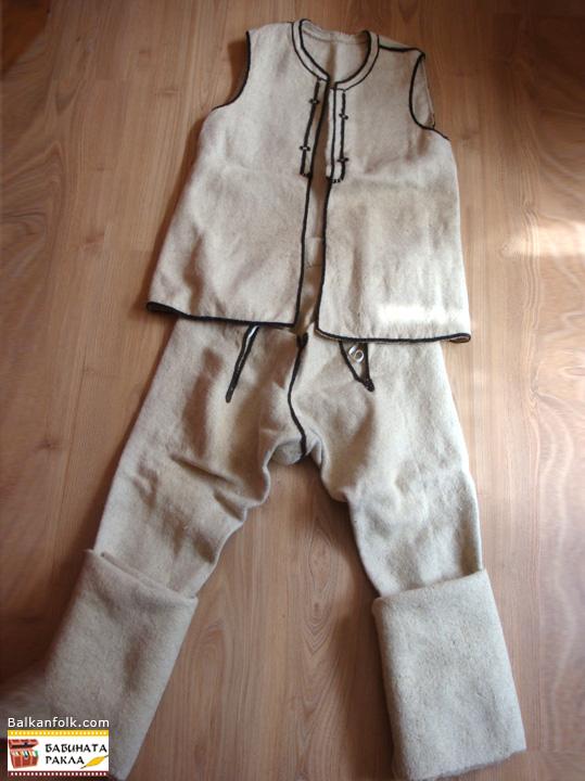 Детска мъжка носия от Видинско. Части: елек, потури, навуща. Липсва: червен пояс с втъкани черни ивици 